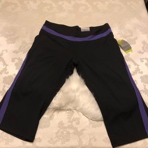 NWT Tek Gear Moisture Wicking Capris🖤size XL💜